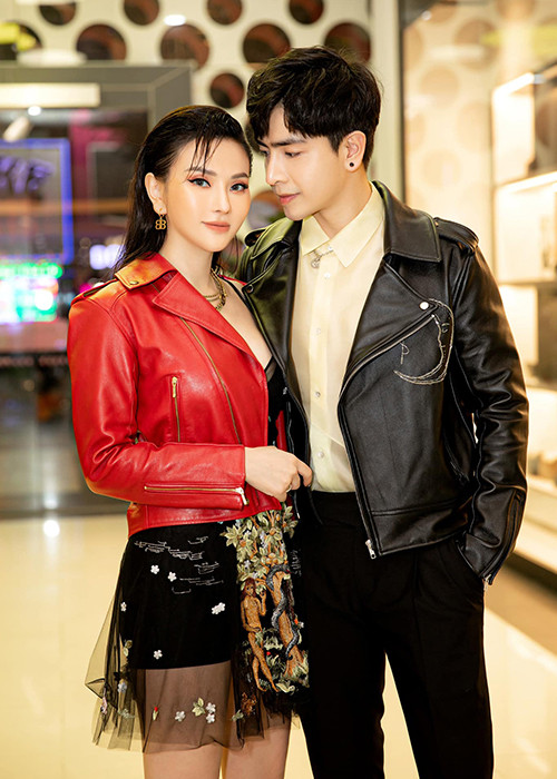 Giống Lê Phương, Thu Thủy cũng lấy chồng kém tuổi. Nữ ca sĩ kết hôn với Kin Nguyễn. Anh kém Thu Thủy 10 tuổi.