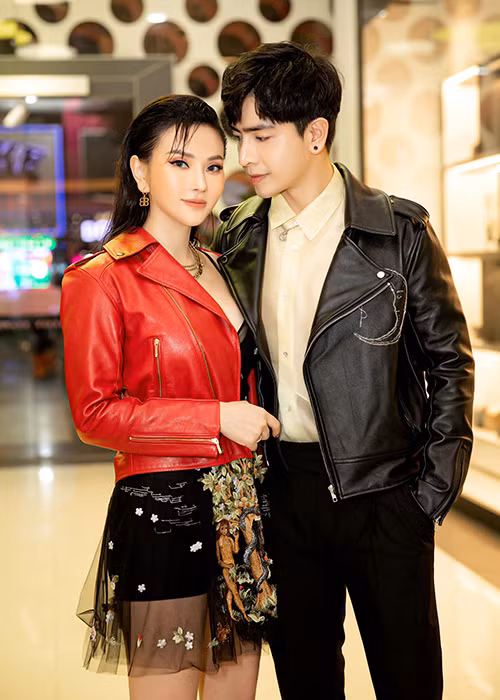 Giống Lê Phương, Thu Thủy cũng lấy chồng kém tuổi. Nữ ca sĩ kết hôn với Kin Nguyễn. Anh kém Thu Thủy 10 tuổi.