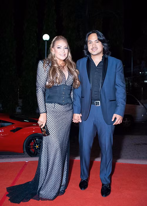 Kém Thanh Hà 12 tuổi, nhạc sĩ Roland chinh phục nữ ca sĩ bằng sự chân thành. Cả hai từng lên kế hoạch làm đám cưới vào tháng 3/2018 nhưng hoãn vì sức khỏe của mẹ Roland không tốt.