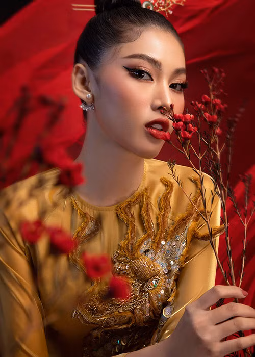 Quốc phục của Á hậu Ngọc Thảo mang tên “Lá ngọc cành vàng”.