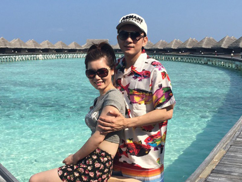 Cưới doanh nhân Thủy Tiên, ca sĩ Đan Trường cũng nổi tiếng là người chiều chuộng vợ. Hồi mới kết hôn, Thủy Tiên bị cư dân mạng bàn tán về nhan sắc. Trước những bình luận trái chiều, Đan Trường bênh vực vợ.