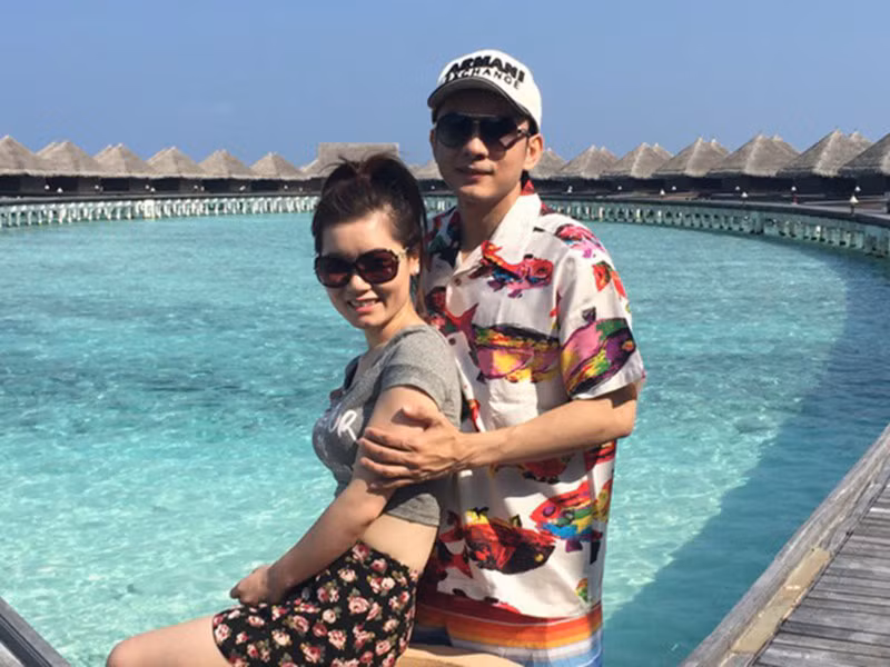 Cưới doanh nhân Thủy Tiên, ca sĩ Đan Trường cũng nổi tiếng là người chiều chuộng vợ. Hồi mới kết hôn, Thủy Tiên bị cư dân mạng bàn tán về nhan sắc. Trước những bình luận trái chiều, Đan Trường bênh vực vợ.