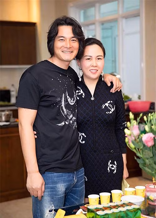 Cặp đôi đã đăng ký kết hôn và có con gái chung. Nam diễn viên chia sẻ, anh dành nhiều thời gian cho con gái hơn vợ vì Phượng Chanel hay bận công việc.