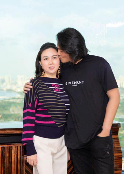 Bên cạnh đó, Quách Ngọc Ngoan còn hết lòng yêu thương hai con gái riêng của Phượng Chanel.