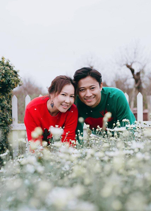 Trước khi cưới, Quý Bình dành nhiều lời cho cánh cho doanh nhân Ngọc Tiền. Anh khen bạn gái am hiểu nghệ thuật nên tư vấn cho anh rất nhiều từ trang phục đến bài hát, nhiều lần dành lời ngọt ngào cho nửa kia.