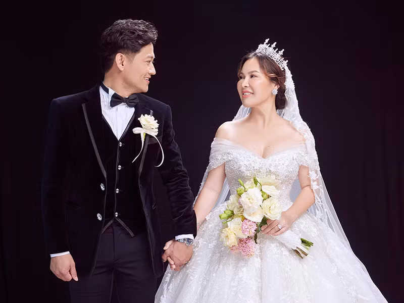 Khi kết hôn, doanh nhân Ngọc Tiền bị chê “dừ” và không xứng với Quý Bình. Lập tức, nam diễn viên gửi lời nhắn động viên: “Nếu có những lúc sóng gió, xin em nhớ cho đôi ta hôm nay. Qua bao đắng cay, tay vẫn ghì chặt tay. Em nhé".