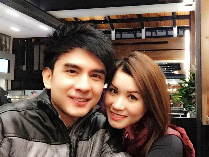 Trong nhiều cuộc phỏng vấn, Đan Trường khen vợ hết lời như “vợ tôi là con nhà danh giá” hay gửi lời cảm ơn đến vợ: "Tôi chỉ biết cảm ơn Thủy Tiên đồng hành cùng tôi trong bao năm qua. Cảm ơn Thủy Tiên luôn thấu hiểu và thông cảm. Cảm ơn Thủy Tiên đã sinh ra Thiên Từ cho Đan Trường”.