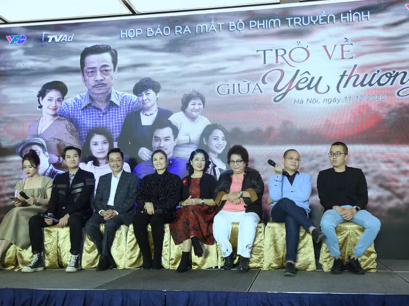 Lần cuối cùng "ông bố quốc dân" xuất hiện trước công chúng là vào tháng 12/2020 khi tham gia buổi họp báo phim truyền hình "Trở về giữa yêu thương". Ảnh: VTV