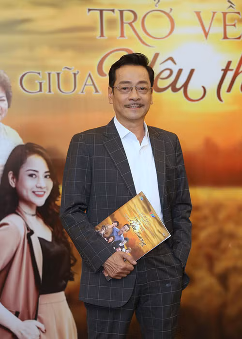 Khi phim "Trở về giữa yêu thương" lên sóng, nghệ sĩ Hoàng Dũng chia sẻ: "Hai hôm rồi làm khán giả của phim xem xong cũng thấy vui thấy yên tâm nhưng không hiểu cảm nhận của mọi người thế nào". Ảnh: VTV