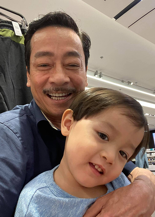 "Thấy con lại vui chơi lại cười tươi là ông yên tâm rồi. Yêu con", nghệ sĩ Hoàng Dũng viết.