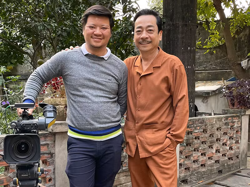 Diễn viên Thanh Hương chia sẻ, khi quay phim "Trở về giữa yêu thương", sức khỏe của nghệ sĩ Hoàng Dũng đã rất yếu nhưng ông vẫn cố gắng đóng phim, thậm chí chỉ nghỉ khi bị ngất ngay trên phim trường.