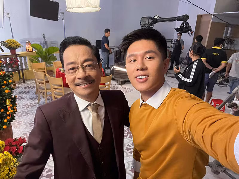 Ông khoe ảnh hội ngộ các học trò khi quay một dự án quảng cáo.