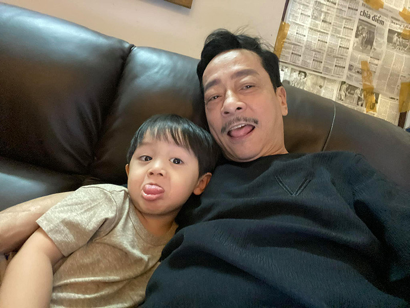 Nam nghệ sĩ đăng tải hình ảnh vui vẻ bên cháu trai.