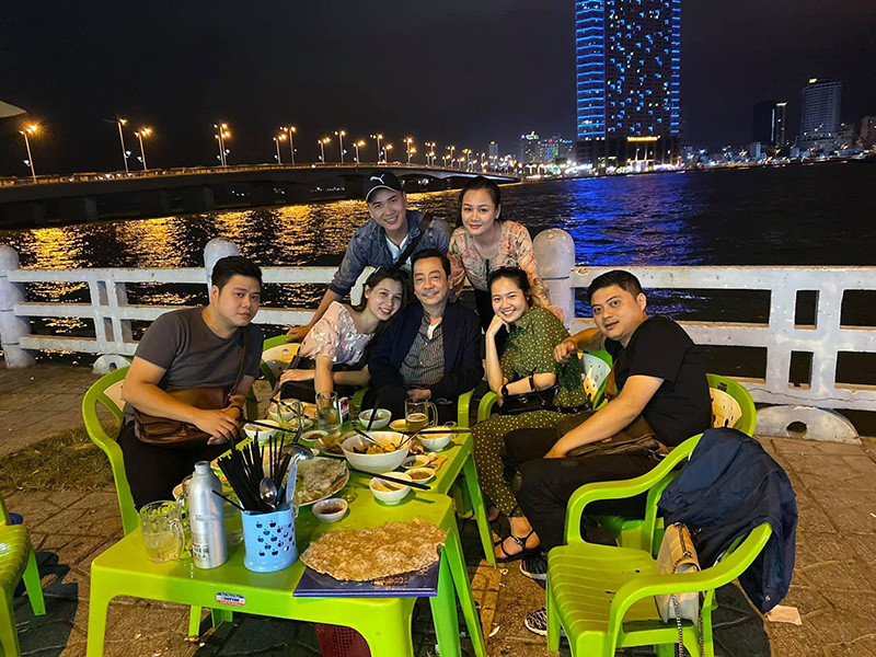 Nam nghệ sĩ còn chia sẻ hình ảnh bên các học trò. Kèm theo đó, ông viết: "Nhìn mấy hình này có người bảo như thế là hạnh phúc".