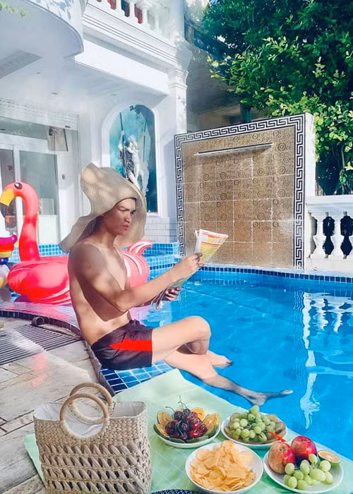 Theo diễn viên Huy Khánh, Mạc Văn Khoa sở hữu biệt thự 50 tỷ. Tuy người trong cuộc khẳng định chỉ là căn nhà đi thuê, thế nhưng, nhiều khán giả cho rằng Mạc Văn Khoa không muốn khoa trương sự giàu có.