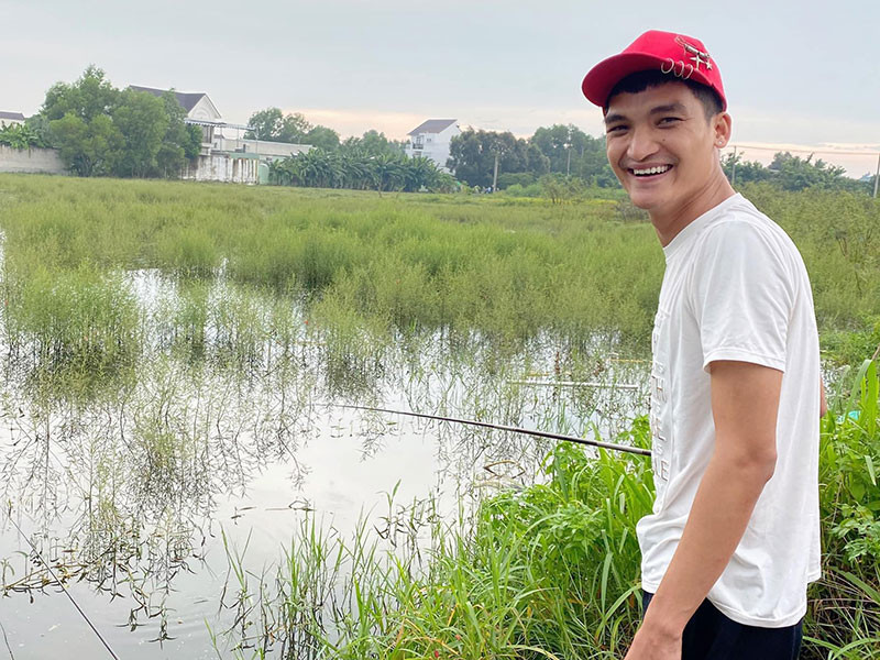 “Mỗi ngày, đi quay tôi chỉ mất tiền café, ăn uống… Tôi tiêu khoảng 500 nghìn đến 1 triệu. Tôi cũng hay mang đồ ăn tự nấu nên không tốn nhiều tiền”, nam diễn viên hài cho hay.
