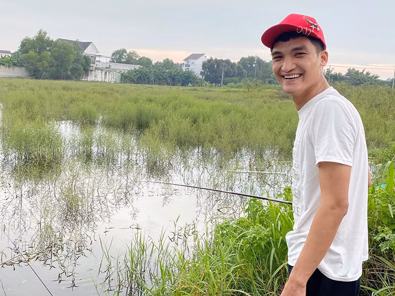“Mỗi ngày, đi quay tôi chỉ mất tiền café, ăn uống… Tôi tiêu khoảng 500 nghìn đến 1 triệu. Tôi cũng hay mang đồ ăn tự nấu nên không tốn nhiều tiền”, nam diễn viên hài cho hay.