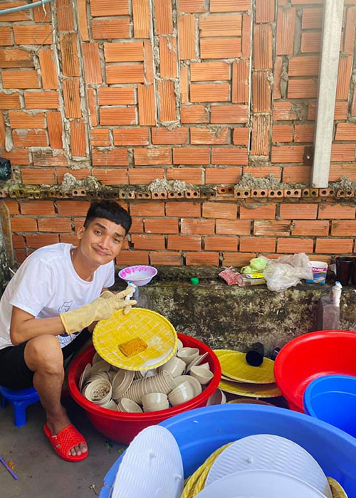 “Mặc sang chảnh, ăn uống nhà hàng, lui tới chốn sành điệu không có trong mục đích sống của tôi. Tôi vẫn thích ăn quán lề đường, đi dép tổ ong, dép lào hơn đi giày, mặc vest”, anh nói.