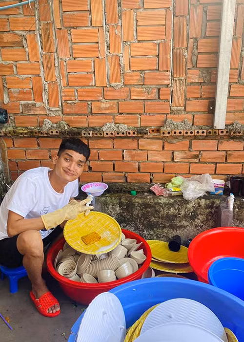 “Mặc sang chảnh, ăn uống nhà hàng, lui tới chốn sành điệu không có trong mục đích sống của tôi. Tôi vẫn thích ăn quán lề đường, đi dép tổ ong, dép lào hơn đi giày, mặc vest”, anh nói.