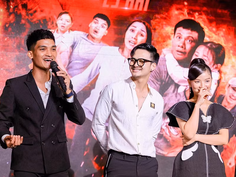 Tên tuổi của Mạc Văn Khoa còn phủ sóng màn ảnh. Anh từng đóng “Vợ ơi, em ở đâu”, “Lật mặt 4”, “Lật mặt 5”, “ 30 chưa phải Tết”, “Cua lại vợ bầu”...