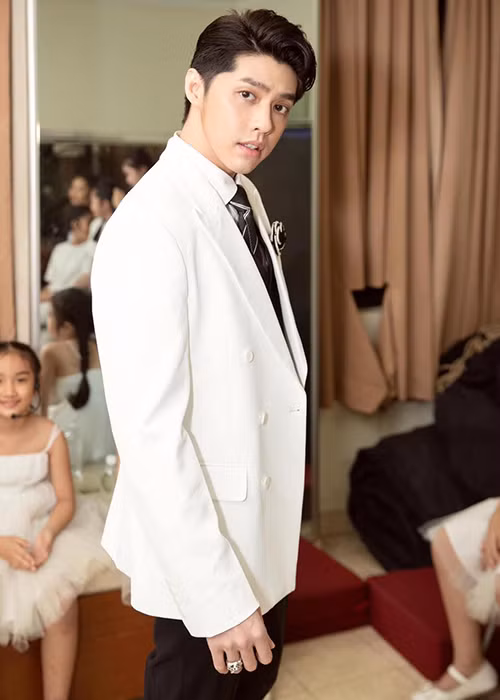 Quản lý Noo Phước Thịnh chia sẻ trên Dân Trí, nam ca sĩ bị hủy 10 show, khiến anh phải chịu khá nhiều thiệt hại. Tuy nhiên, khi được hỏi về con số cụ thể, người phản lý từ chối trả lời.