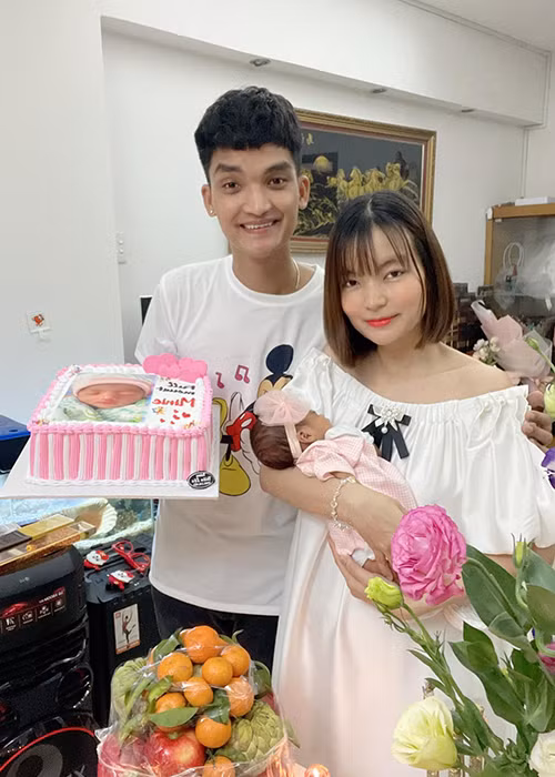 “Tôi có chút hụt hẫng khi show bị hủy nhiều. Nhưng không sao, không đi diễn, tôi có nhiều thời gian dành cho vợ con”, Mạc Văn Khoa cho hay. Ngoài ra, do dịch bệnh, anh không về quê nhà Hải Dương đón Tết.