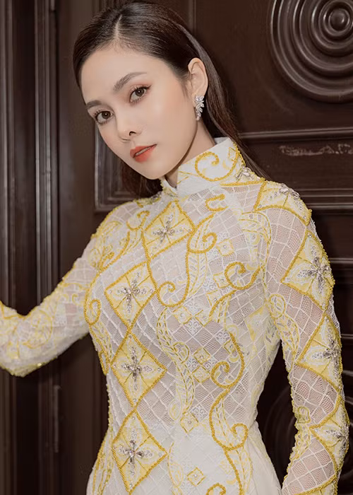 Trên Zing, ca sĩ Lưu Hiền Trinh cho biết, cô bị hủy 4-5 show diễn sự kiện trước diễn biến của dịch bệnh. "Tất cả đều bị hủy trong một ngày. Thiệt hại kinh tế của tôi cũng lên đến hàng trăm triệu đồng”, cô nói.