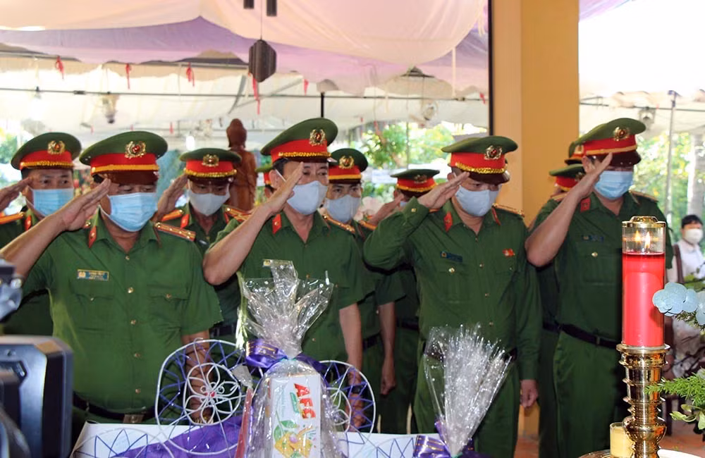 Chu tich QH Nguyen Thi Kim Ngan chia buon voi gia dinh ong Truong Vinh Trong-Hinh-4