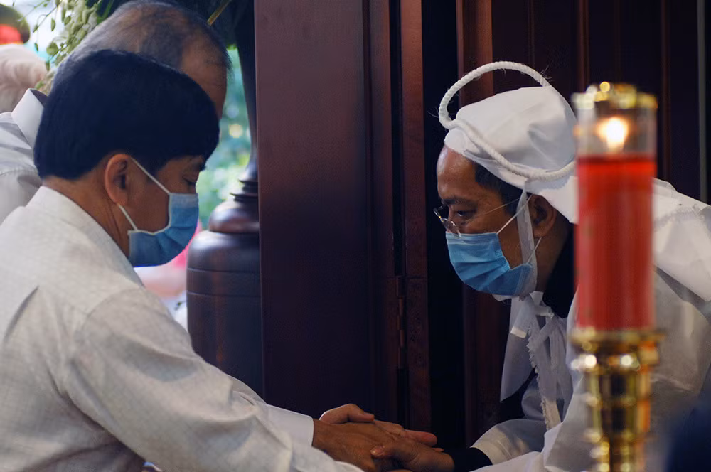 Chu tich QH Nguyen Thi Kim Ngan chia buon voi gia dinh ong Truong Vinh Trong-Hinh-5