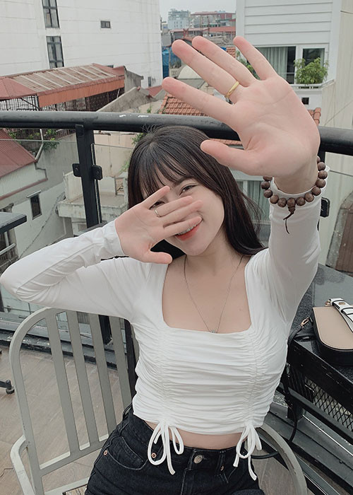 Cô từng tham gia một số cuộc thi như Miss Teen 2011, Vietnam Idol 2012, The Voice 2017.