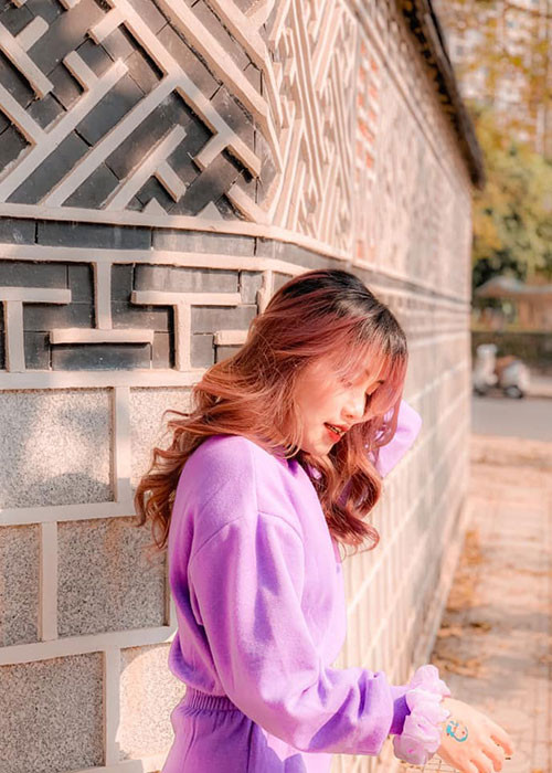 Yến Minh rất yêu mẹ. Em từng bày tỏ tình cảm dành cho đấng sinh thành: "Có 1 người phụ nữ rất đặc biệt. Xinh đẹp đặc biệt, tính cách đặc biệt, yêu con rất đặc biệt và có 1 sinh nhật cũng rất đặc biệt. Đó không phải ai khác mà chính là mẹ của con. Happy birthday mẹ yêu, con chúc mẹ sẽ ngày càng xinh đẹp dù mẹ đã luôn luôn đẹp trong tim con, luôn luôn bình an yên vui, quan trọng nhất là mãi luôn khỏe mạnh nữa và kiếm được thật nhiều tiền ạ. Con không biết nói gì hơn ngoài con yêu mẹ và luôn biết ơn mẹ vì đã sinh ra cô con gái đáng yêu là con và chị. Mẹ còn luôn yêu con nhất theo cách riêng của mẹ".