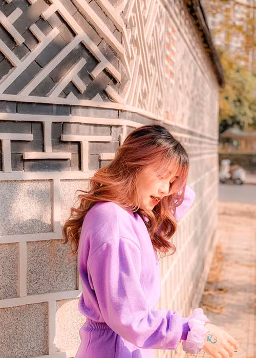 Yến Minh rất yêu mẹ. Em từng bày tỏ tình cảm dành cho đấng sinh thành: "Có 1 người phụ nữ rất đặc biệt. Xinh đẹp đặc biệt, tính cách đặc biệt, yêu con rất đặc biệt và có 1 sinh nhật cũng rất đặc biệt. Đó không phải ai khác mà chính là mẹ của con. Happy birthday mẹ yêu, con chúc mẹ sẽ ngày càng xinh đẹp dù mẹ đã luôn luôn đẹp trong tim con, luôn luôn bình an yên vui, quan trọng nhất là mãi luôn khỏe mạnh nữa và kiếm được thật nhiều tiền ạ. Con không biết nói gì hơn ngoài con yêu mẹ và luôn biết ơn mẹ vì đã sinh ra cô con gái đáng yêu là con và chị. Mẹ còn luôn yêu con nhất theo cách riêng của mẹ".