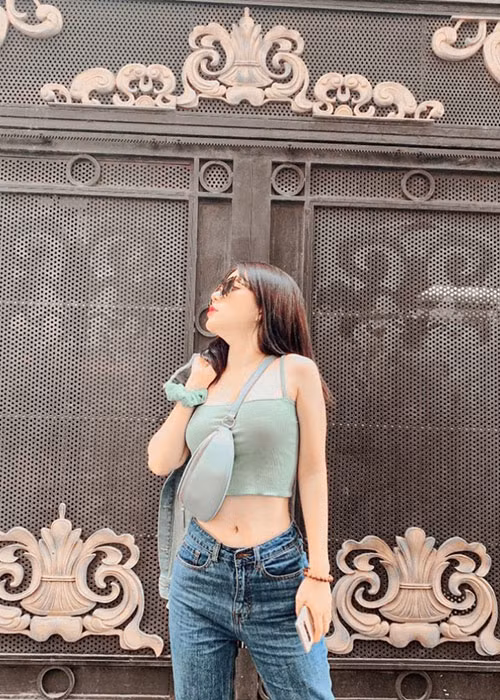 Theo Zing, con gái Hoàng Yến đang là giáo viên dạy kỹ năng sống cho một trung tâm ở Hà Nội.