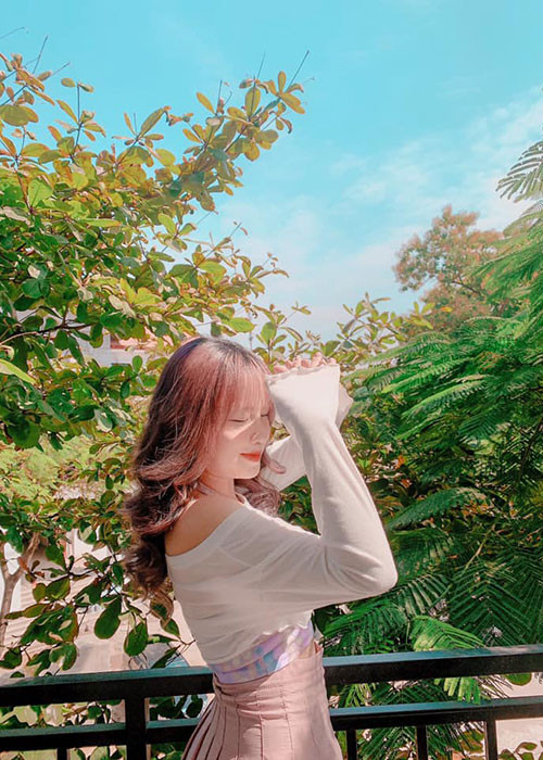 Con gái thứ hai của Hoàng Yến có gu thời trang trẻ trung.