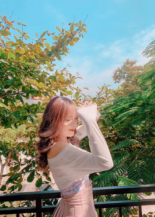 Con gái thứ hai của Hoàng Yến có gu thời trang trẻ trung.