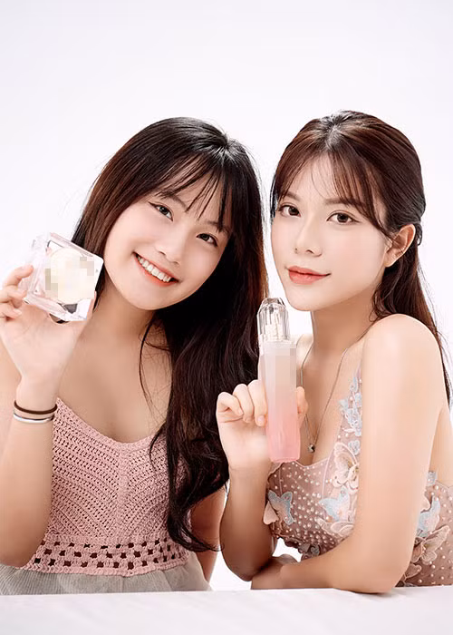 Xinh đẹp, giỏi giang, ngoan ngoãn, Yến Minh cùng Yến My là niềm tự hào của Hoàng Yến.