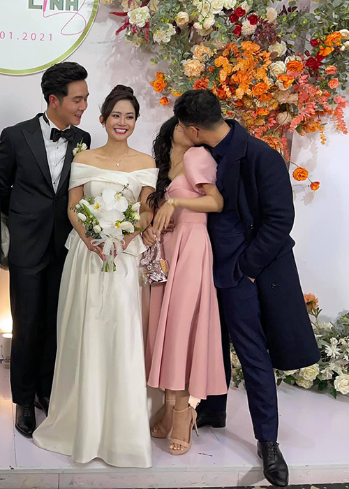 Xuất hiện tại đám cưới của MC Thùy Linh, Bạch Lan Phương và Huỳnh Anh gây chú ý với nụ hôn say đắm.