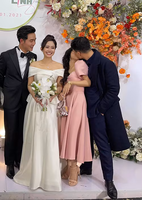 Xuất hiện tại đám cưới của MC Thùy Linh, Bạch Lan Phương và Huỳnh Anh gây chú ý với nụ hôn say đắm.