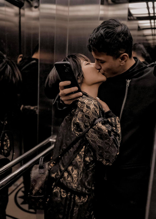 Cả hai trao nhau nụ hôn ngọt như mía lùi trong thang máy.