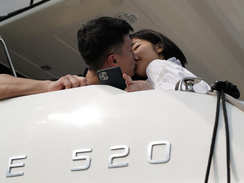 Khoảnh khắc Huỳnh Anh khóa môi bạn gái hơn tuổi trên du thuyền.