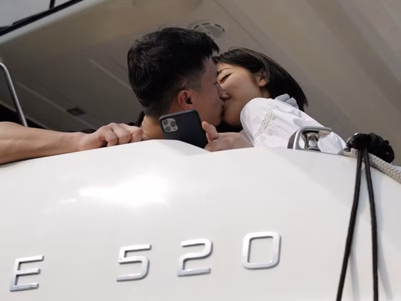 Khoảnh khắc Huỳnh Anh khóa môi bạn gái hơn tuổi trên du thuyền.