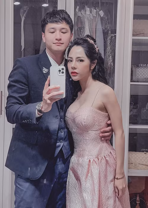 Cặp đôi yêu nhau bất chấp khoảng cách tuổi tác, chuyện Bạch Lan Phương làm mẹ đơn thân, Huỳnh Anh có tình sử hẹn hò khá phức tạp.