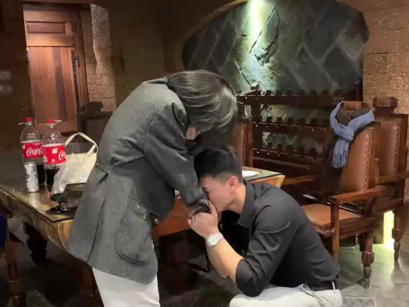  Huỳnh Anh và Bạch Lan Phương được đồng nghiệp, bạn bè thúc giục sớm tổ chức hôn lễ sau màn cầu hôn.