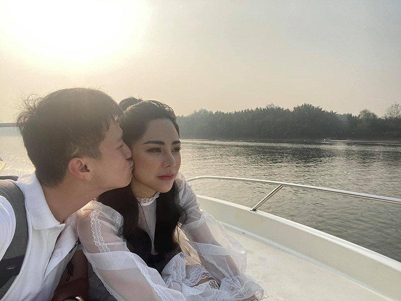 Nữ MC và bạn trai xưng hô thân mật vợ chồng dù hẹn hò chưa lâu.