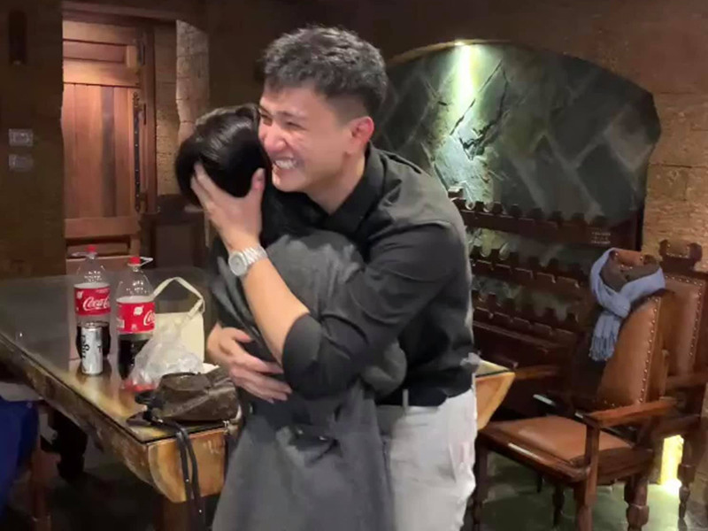 Chuyen tinh “ngot lim” cua Huynh Anh va ban gai hon tuoi