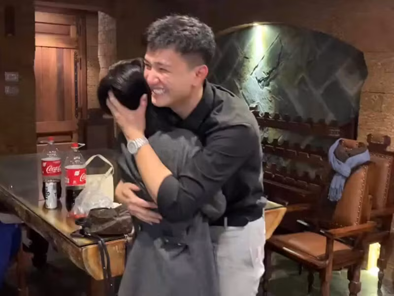 Chuyen tinh “ngot lim” cua Huynh Anh va ban gai hon tuoi