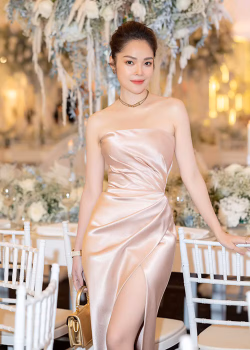 Ở tuổi 39, từng một lần sinh nở, Dương Cẩm Lynh vẫn trẻ trung, gợi cảm không kém Thiên Hương, Hồ Bích Trâm hay Lan Ngọc.