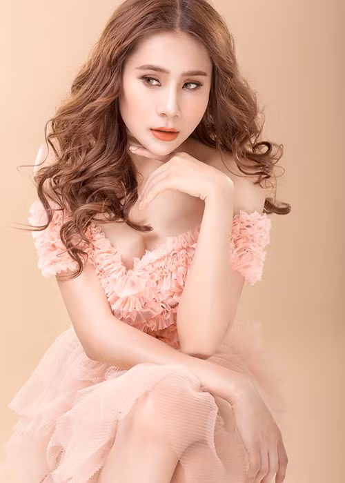 Sau khi chia tay Minh Luân, Hồ Bích Trâm lột xác về hình ảnh. Cô táo bạo chọn trang phục cắt xẻ, thường xuyên đăng tải ảnh diện bikini.