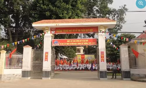 Thay giao bi ky luat noi 