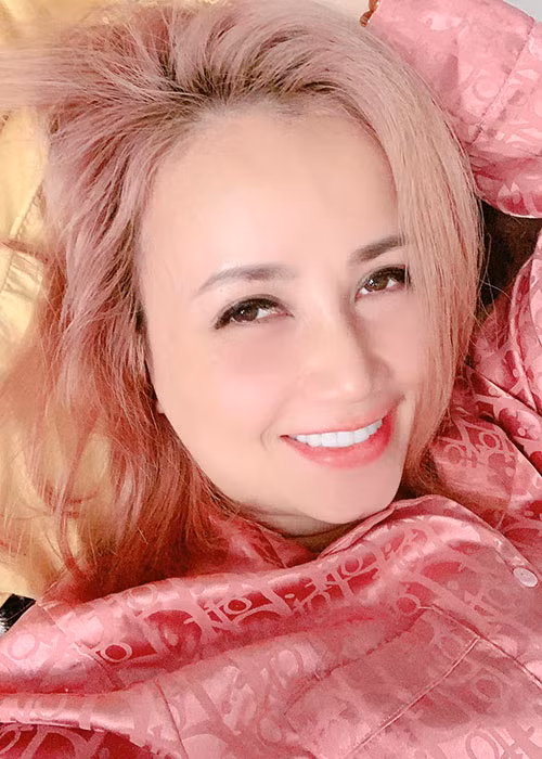 Mới đây, sau thông tin ly hôn lần 4, nữ diễn viên đăng tải status đầy lạc quan. Cô viết: “Yến vẫn ổn và đang rất hạnh phúc với những yêu thương xung quanh mình. Cảm ơn người vừa làm Yến cười toe toét thế này. Đời còn nhiều niềm vui lắm, Yến không dễ gục ngã bởi những đau thương đâu, bởi những điều đó chỉ khiến mình mạnh hơn mà thôi”.